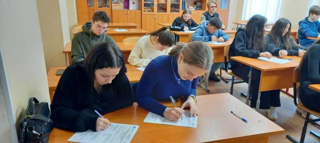 "волонтерство": топ-7 лучших сочинений 2023 года!